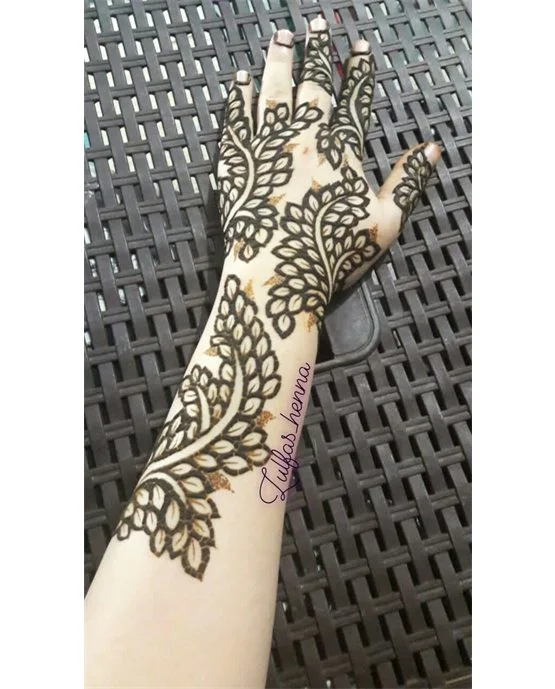 Gorgeous Paisley And Mesh Along Back Hand Mehndi Design Gorgeous Paisley And Mesh Along Back Hand Mehndi Design